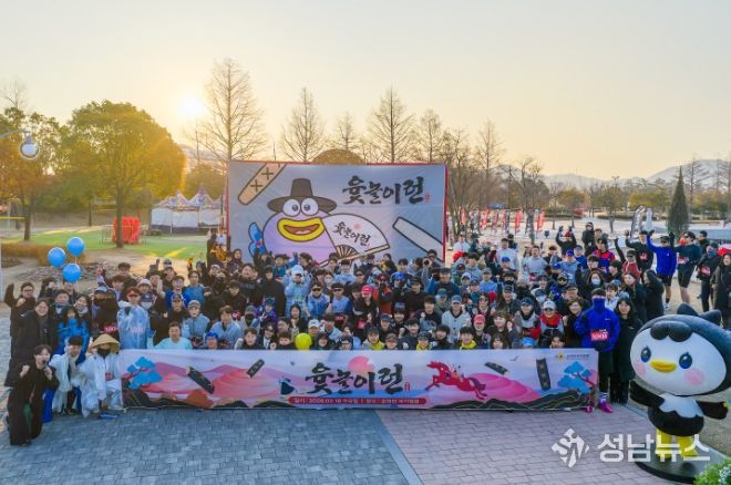 설 연휴 마지막 날인 18일 순천만국가정원에서 열린 ‘윷놀이런’ 행사 참가자들이 기념촬영을 하고 있다