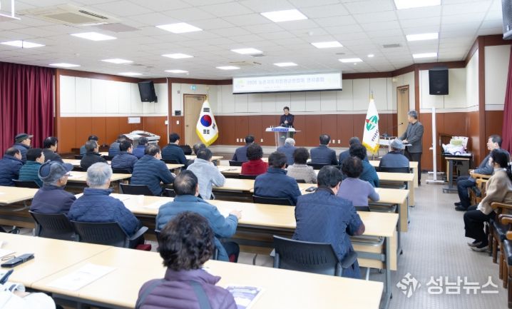 지난 13일 2026 농촌지도자청양군연합회 연시총회에서 김돈곤 군수가 인사말을 전하고 있다.