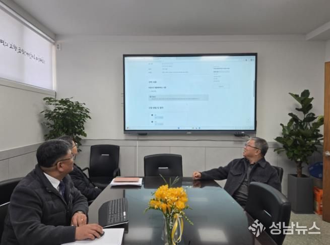 이기영 금산읍장이 관내 장례식장 관계자와 장례식장의 민원24 이용 방법을 논의하고 있다.