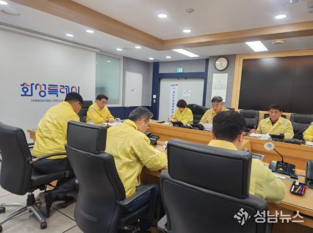 윤성진 제1부시장이 재난안전대책본부 긴급회의를 주재하고 있다.