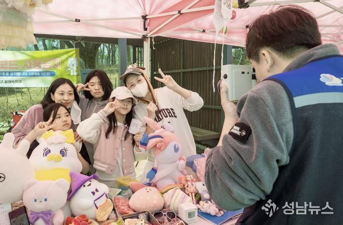 지난해 양천사랑복지재단 기부 후 폴라로이드 사진 남기는 모습