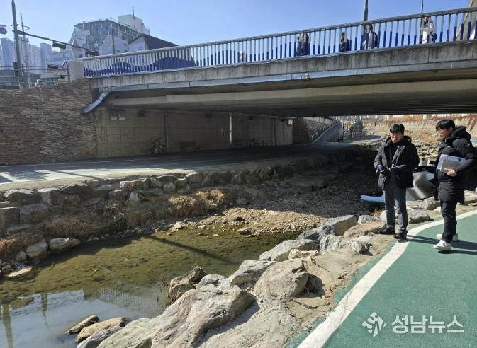 용인특례시 처인구가 경안천 주변을 점검하고, 보수가 필요한 부분과 시설을 확인하고 있다.