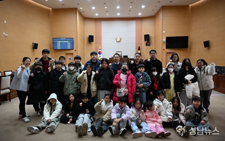 성중기 의원, 다함께돌봄센터 ‘시소’ 아동들과 의회 견학 실시