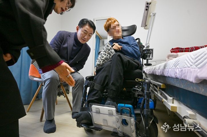 의정부시는 2월 20일 ‘중증장애인 스마트기기(AI‧IoT) 지원사업’ 설치 가정을 방문해 운영 현황을 점검하고 이용자 의견을 청취했다.