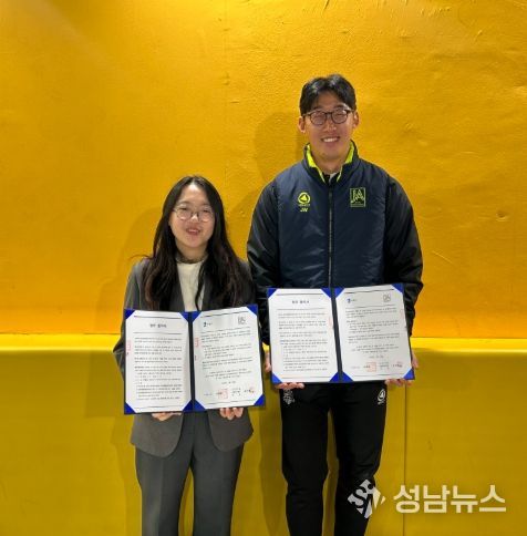 수원시·장안리틀풋볼아카데미 관계자가 협약식 후 기념촬영을 하고 있다.