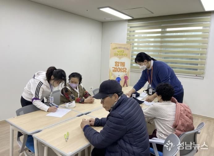 배방읍 행정복지센터 관계자들이 세교복지관을 찾아 어르신들을 대상으로 건강 상담 및 혈압·혈당 측정을 진행하고 있다.