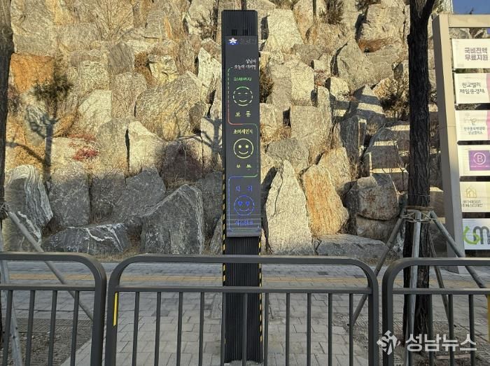 성남시 수정구 신흥2동 보행로 구간에 설치한 '스마트 하수악취 저감시설'