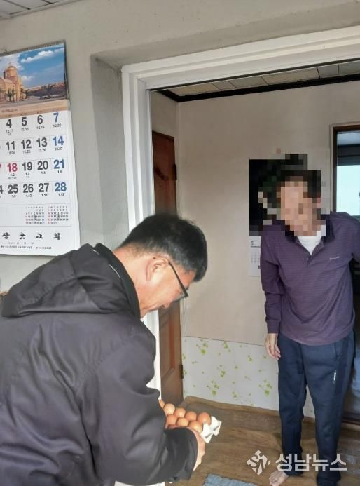 이정진 선장면장이 관내 독거 어르신 가정을 방문해 계란을 전달하고 건강 상태를 확인하고 있다.