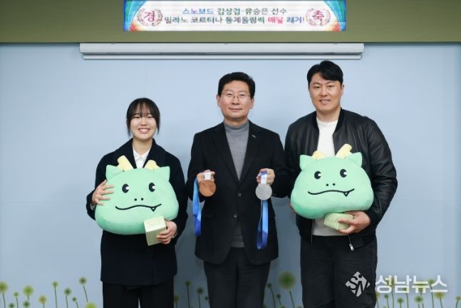 이상일 시장과 동계올림픽 메달리스트인 김상겸, 유승은 선수가 24일 시장실에서 기념사진 촬영을 하고 있다.