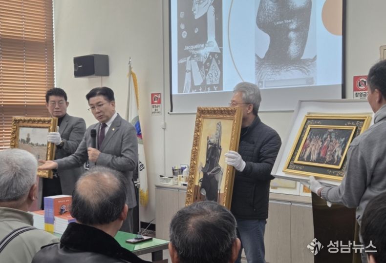 작품을 설명하고 있는 꾸바아트센터 차효준대표 (사진제공=K trendy NEWS)