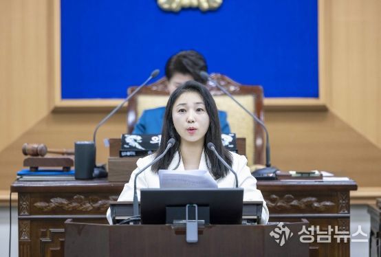 강북구의회 제289회 임시회 제2차 본회의에서 정초립 의원이 보훈정책 혁신을 주제로 자유발언을 하고 있다.