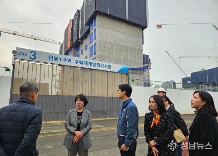 이현숙 고양교육지원청 교육장이 원당1구역 주택재개발조합 관계자와 함께 인근 통학로를 순회하며 공사현장을 점검하고 있다.