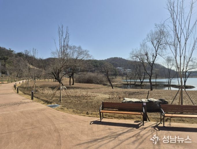 성남시 대왕저수지 수변공원 산책로