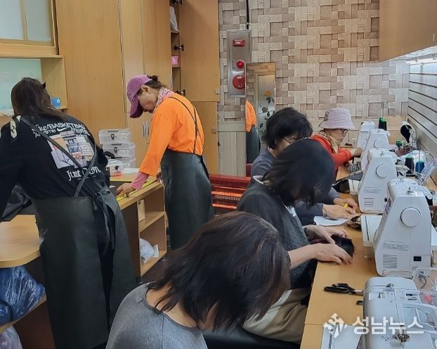 '이웃과 함께하는 사랑의 가방 만들기’ 프로그램을 진행하는 모