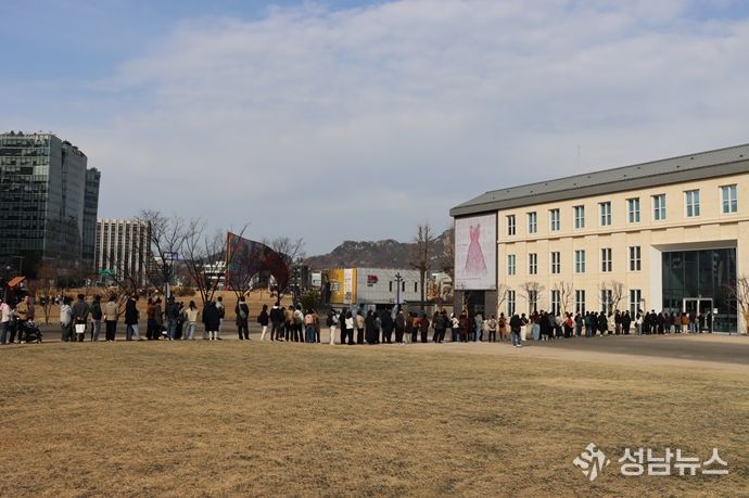 개관 전 전시 관람을 위한 대기 줄