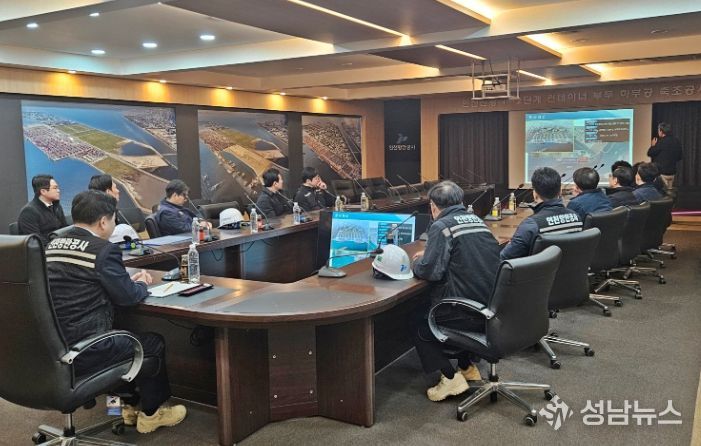 인천항만공사 이경규 사장이 안전점검을 하고 있다 / 사진 제공 = 인천항만공사