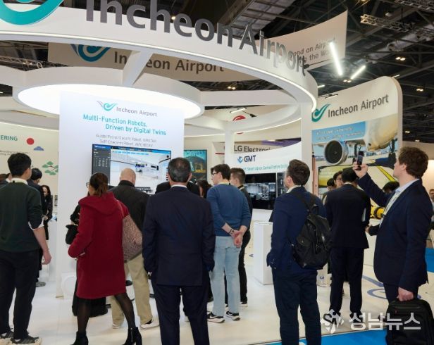 17일부터 19일(현지시간)까지 영국 런던에서 열린 PTE 2026 전시회 방문객들이 인천공항 전시관을 관람하고 있다.