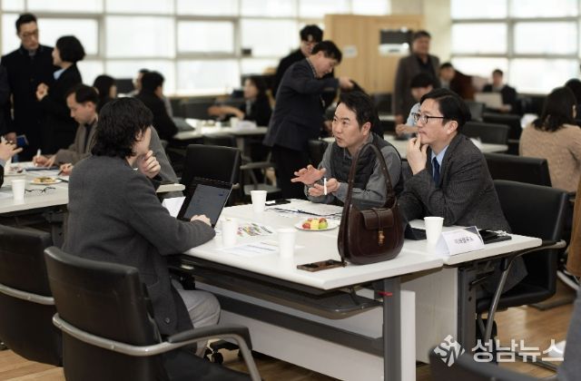 지난 3월 18일 성남산업단지관리공단 대회의실에서 열린 '2026 성남 제조 AX 솔루션 커넥트' 행사에서 식품제조기업들이 일대일 상담을 받고 있다.