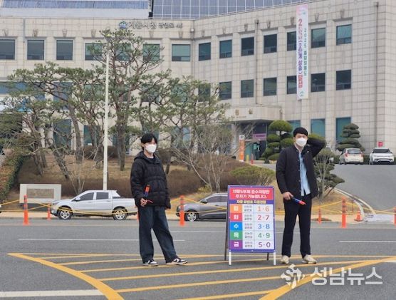 충남 계룡시는 25일 에너지 위기 ‘주의’ 격상에 따라 공공기관 차량 5부제를 본격 시행했다.