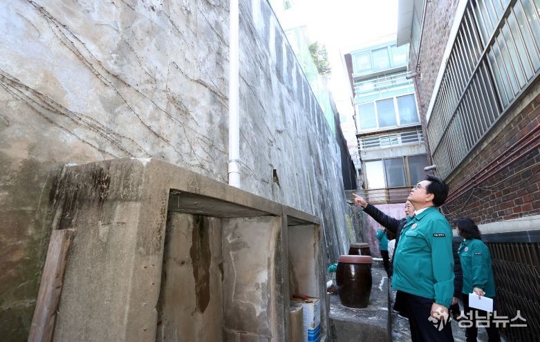 박일하 동작구청장이 13일, 동작구 사당동 한 주택가에서 해빙기를 맞아 노후 옹벽·석축 등 안전사고 예방을 위한 현장 점검을 하고 있다.