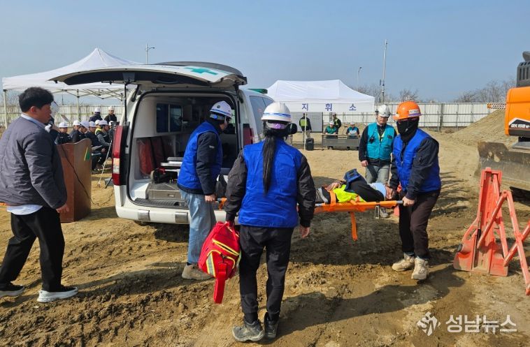 2026년도 상반기 건설현장 재난대응 훈련을 진행하고 있다 / 사진 제공 = 인천항만공사