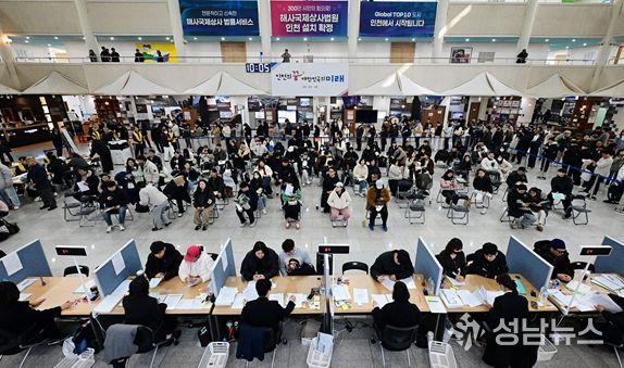 2026년 3월 16일 시청 중앙홀에서 천원주택 예비입주자 접수를 받고 있다