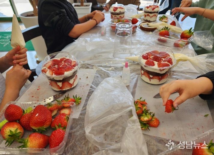 스마트팜에서 딴 딸기, 내 손으로 케이크까지… 홍천 어린이 체험‘눈길’