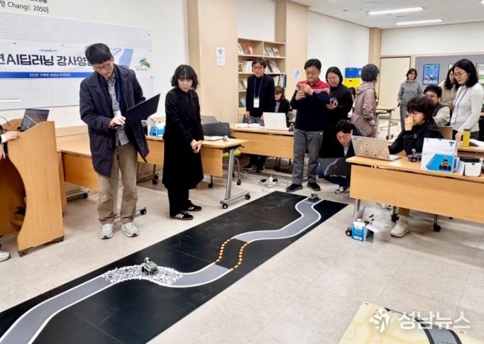 지난 26일 진행된 ‘중장년 AI 딥러닝 강사 양성 과정’에서 실습 중인 참여자들