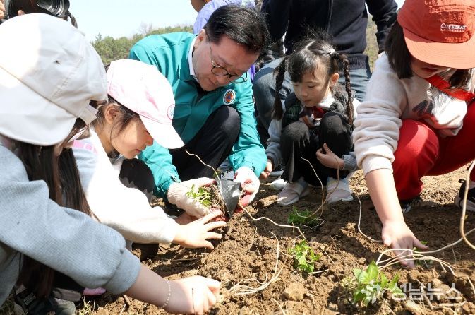 2일, 제81회 식목일 나무심기 행사 참석