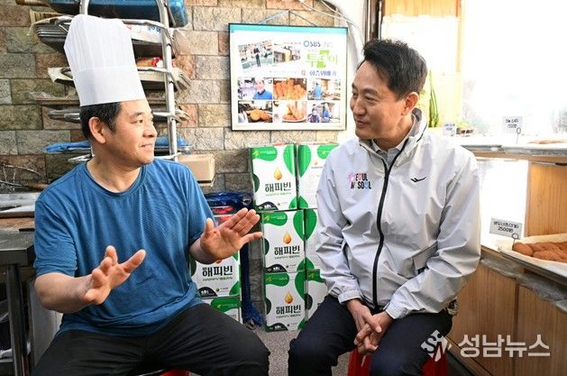 2일 쌍문역 인근 상점가, 일명 ‘쌍리단길’을 찾은 오세훈 서울시장이 소상공인과 대화를 나누고 있다.