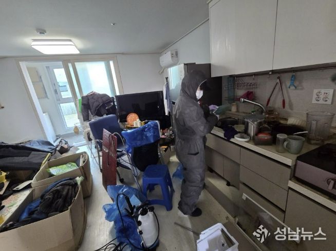 저장강박가구 청소 진행 모습