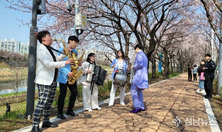 2025 안양천 벚꽃 퍼레이드 공연