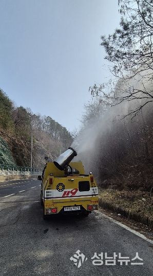 충청남도 금산소방서에서 보유한 제독차를 활용하여 산불취약지역에 대한 예비주수를 실시하고 있다