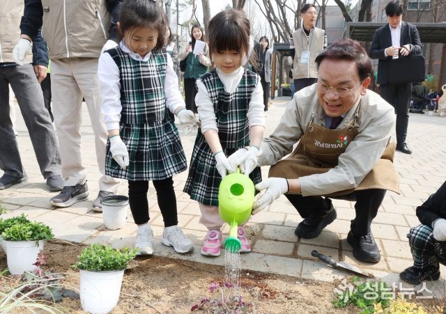 조성명 강남구청장이 3일 양재천 개포동근린공원에서 열린 ‘참여의 정원 숲 조성 행사’에서 어린이들과 함께 물을 주며 식목일 기념 정원 조성에 참여하고 있다.