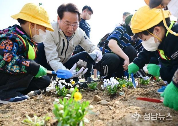 인천시, 식목일 맞아 시민과 함께 나무 심기 행사