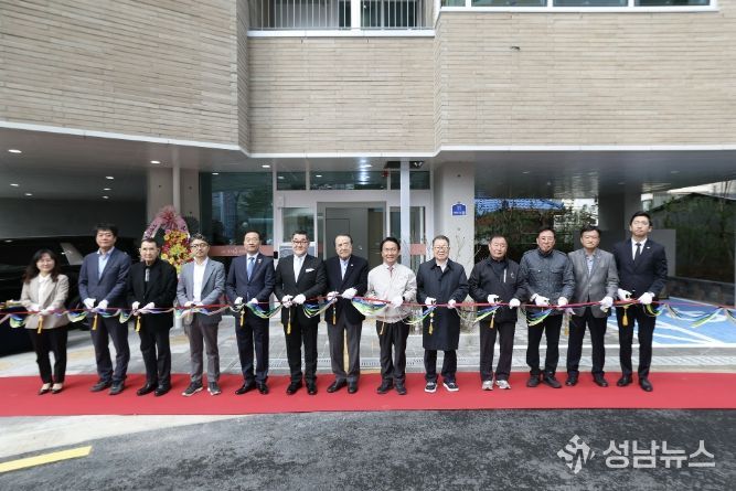 ‘구립가재울데이케어센터’ 준공식에서 이성헌 서대문구청장(오른쪽 여섯 번째) 등 참석자들이 기념 테이프를 자르고 있다.