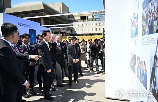 오세훈 서울시장이 7일(화) 열린 「제62회 한국보도사진전: 오늘의 보도사진, 내일의 역사가 되다」에서 전시를 관람하고 있다.