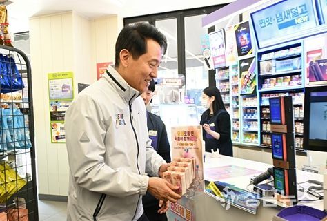 오세훈 서울시장이 7일(화) CU(씨유) 마로니에점에 ‘외로움 없는 서울’ 포토카드를 비치하고 있다.