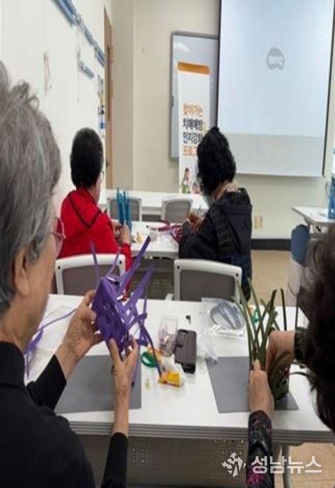 청주시 청원보건소, 찾아가는 치매예방 종이공예교실 운영