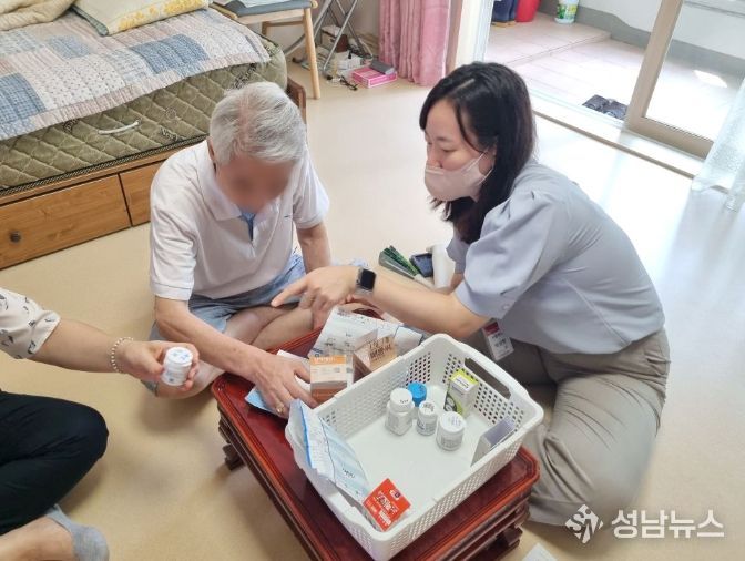 관악구 방문 약료 사업을 통해 다제약물 복용 어르신을 복약 지도하는 약사