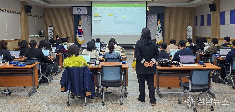 대전 대덕구가 8~9일 직원들의 디지털 행정 역량 강화를 위해 한글·엑셀·AI를 연계한 직무교육을 추진했다. 사진은 구청 대회의실에서 직원들이 교육을 듣고 있다.