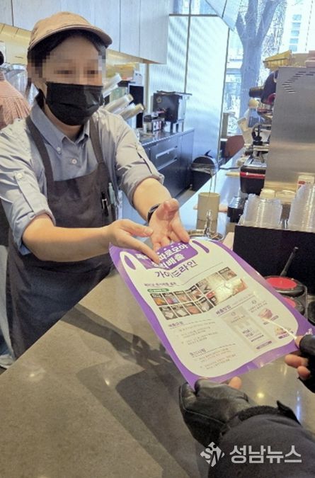 서대문구 자원관리사가 올바른 폐비닐 분리배출 가이드라인을 홍보하고 있다.